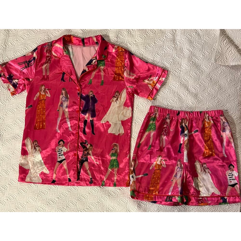 Taylor Swift, silky pajamas - Picture 3 of 8